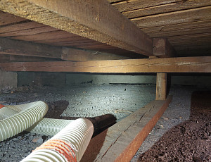 Zateplení stropu rodinného domu pomocí foukané izolace